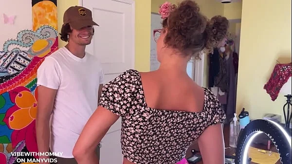 Curly Haired Jewish Housewife Fucks Delivery Driver with VIBEWITHMOMMY