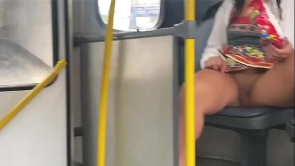 enteada de 18 anos se exibindo no onibus sem calcinha