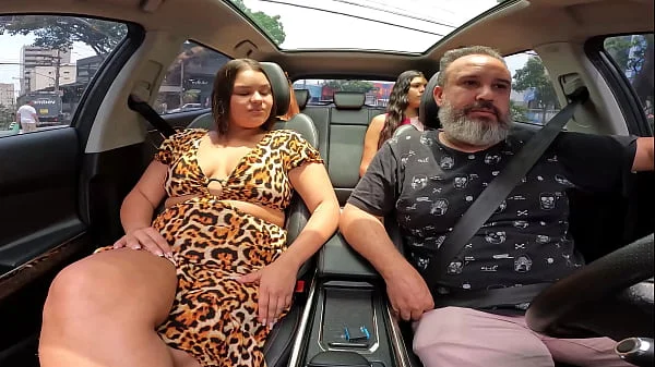 Novinha iniciante tira tudo e paga boquete no carro no meio do transito - Maria Bittencourt