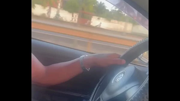 Resenha de putaria na rua acaba em fudelância no carro em movimento.