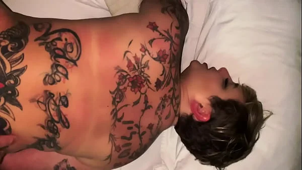 Conheci essa loira linda na festa, e fomos para o hotel onde ela cavalgou gostoso e depois se masturbou até gozar.