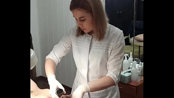 Video tutorial on what to do for a depilation master with Spontaneous ejaculation while trimming. SugarNadya show that the penis must be held tight and not released until the very last spray