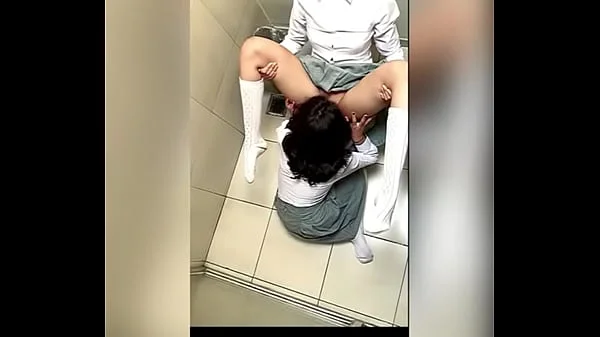 Dos Alumnas Lesbianas Mexicanas Tocándose en el Baño de la Escuela y Haciendo Sexo Oral! Dos ESTUDIANTES LESBIANAS MEXICANAS Calientes en el Baño de Mujeres se TOCAN Hasta TERMINAR!