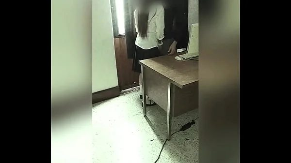 CÁMARA Graba a MAESTRO Y ALUMNA en la Oficina del Colegio! Colegiala Mexicana se DEJA FOLLAR por el PROFE por una MEJOR CALIFICACIÓN! Video Amateur Real!