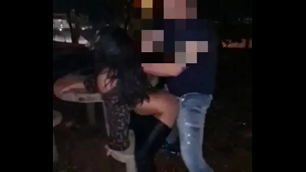 O cuckold levou sua namorada numa rua de de dogging ela deu na praça