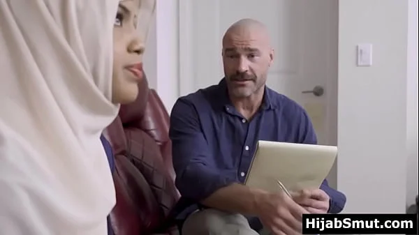 Hijab wearing muslim girl fucks her therapist