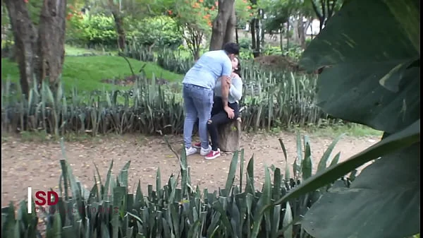 ESPIANDO A UNA PAREJA EN EL PARQUE PUBLICO