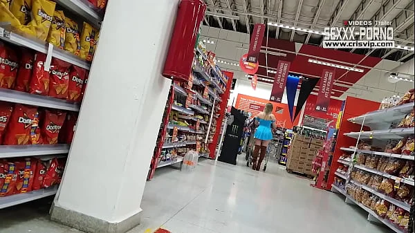 Loira gostosa sem calcinha no supermercado